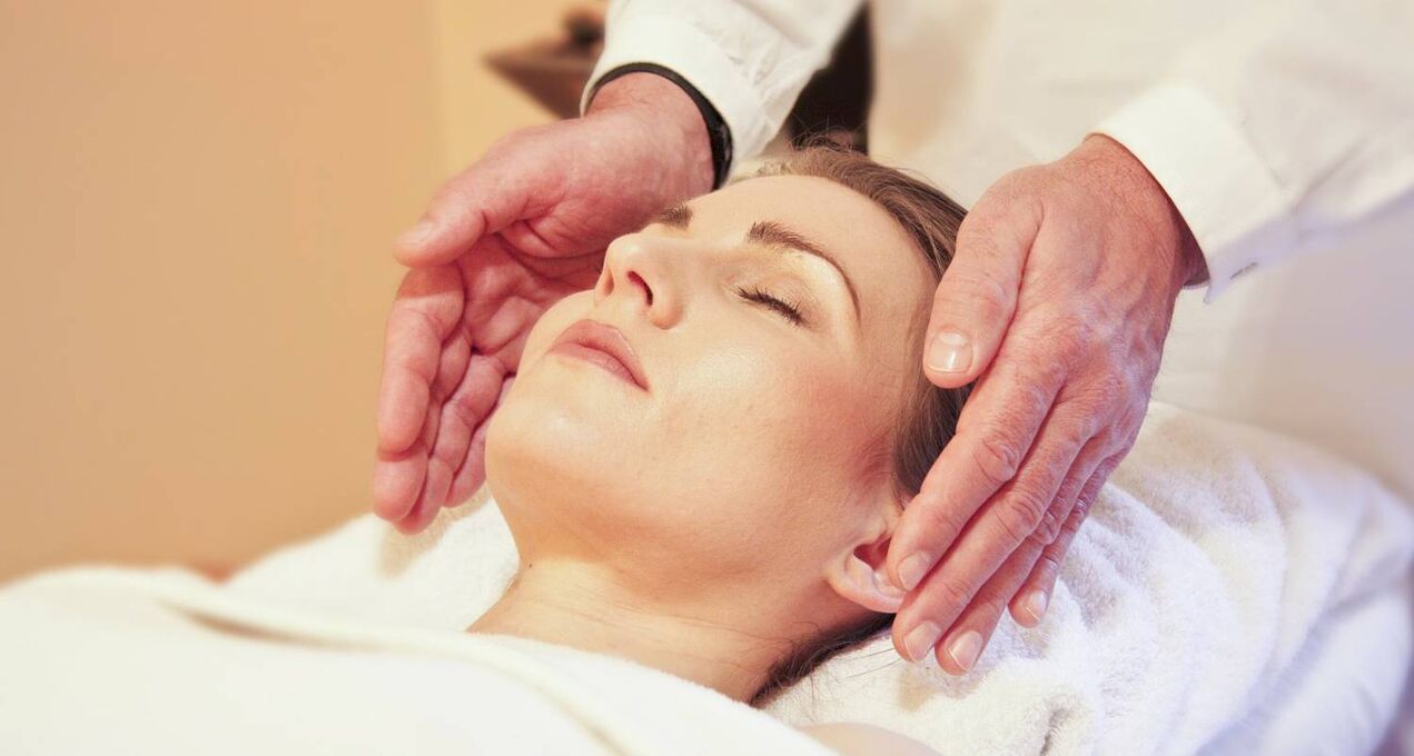 Gesichtskonturmassage als Form der Verjüngung.