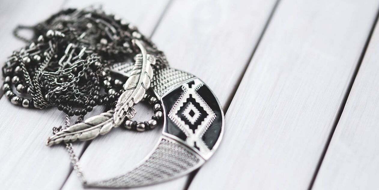 Silberschmuck zur Herstellung von Gesichtswasser.