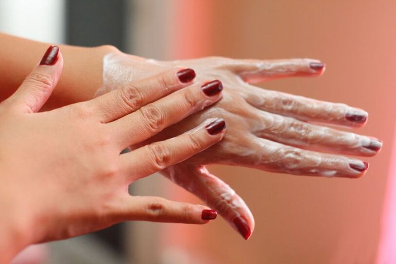 Zur Hautverjüngung Creme auf die Hände auftragen