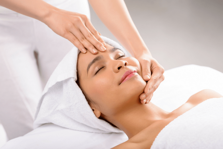 Massage ist eine der Methoden zur Verjüngung der Gesichts- und Körperhaut. 